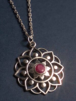 PINGENTE MANDALA COM RUBI INDIANA